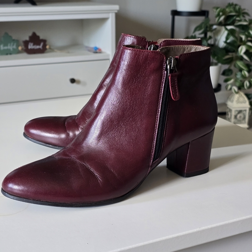 Vero Cuoio Soft Leather Ankle Booties with Block Heel Color Burgundy